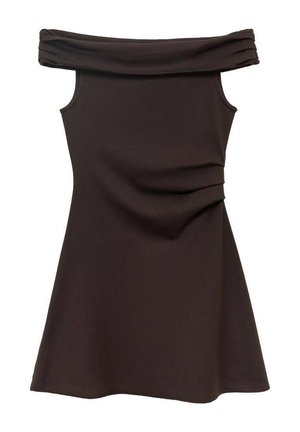 Robe brune à encolure dénudée, en tissu extensible. Présente des détails froncés au niveau de la taille et une jupe évasée. Texture unie.