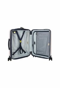 Maleta rígida en blanco con detalles en azul marino. El interior presenta un patrón a rayas, con correas cruzadas y un bolsillo de malla con cremallera para una mejor organización.