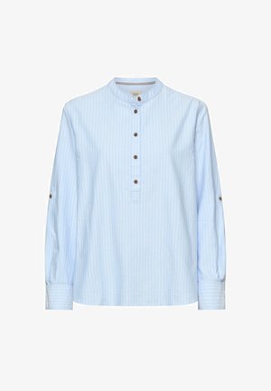 Chemise bleu clair à manches longues avec rayures blanches verticales, patte de boutonnage et col arrondi. Présente des poignets ornés de boutons.