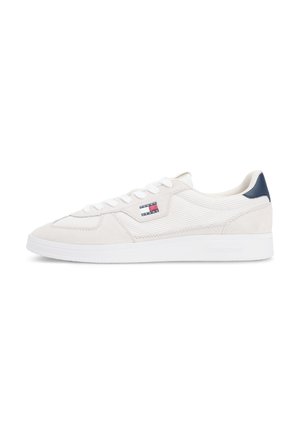 Zapatilla blanca de perfil bajo con paneles laterales texturizados, cordones blancos, lengüeta en el talón azul marino y pequeño logo de Tommy Jeans en el lateral exterior.