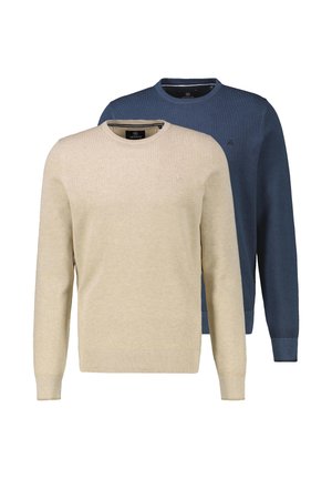 Beige og mørkeblå langærmede crew neck sweatere med en tekstureret strikket mønster, ribbede manchetter og et lille broderet logo på brystet.