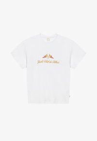 T-shirt blanc à manches courtes avec deux pavillons nautiques rouges et jaunes et le texte « Yacht Club de Bbkvis » brodé sur la poitrine.