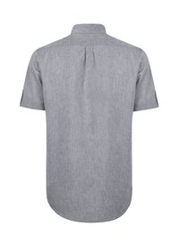 Camisa de manga corta de tela gris claro con una sutil textura. Presenta un cuello clásico, pliegue en la parte trasera y dobladillo redondeado.