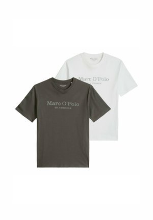 Zwei kurzärmelige T-Shirts mit Rundhalsausschnitt, eins dunkelgrau und eins weiß, beide mit dem Aufdruck „Marc O’Polo EST. IN STOCKHOLM“ auf der Vorderseite.