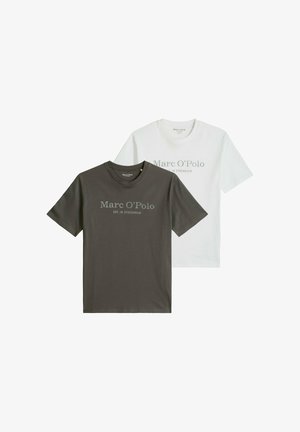 Due t-shirt a maniche corte con scollo tondo, una grigio scuro e una bianca, entrambe con la scritta "Marc O’Polo EST. IN STOCKHOLM" stampata sul davanti.