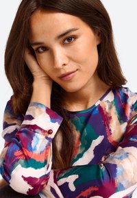 Rich & Royal MIT ABSTRAKTEM PRINT - Blouse - ruby red