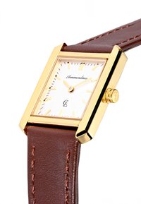 Rektangulært guldur med hvid urskive, guldmarkører, brun læderrem og to guldfarvede visere, der viser kl. 10:10.