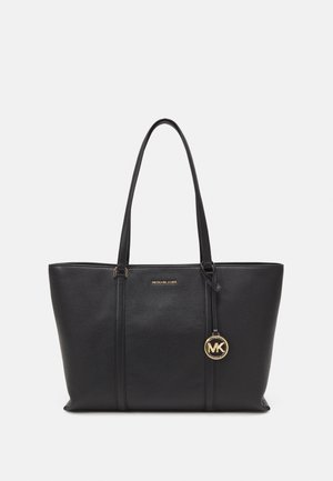 Sac tote en cuir noir avec des poignées doubles, finition texturée, charme logo en ton doré et accents matériels subtils. Mesure suffisamment spacieux pour un usage quotidien.