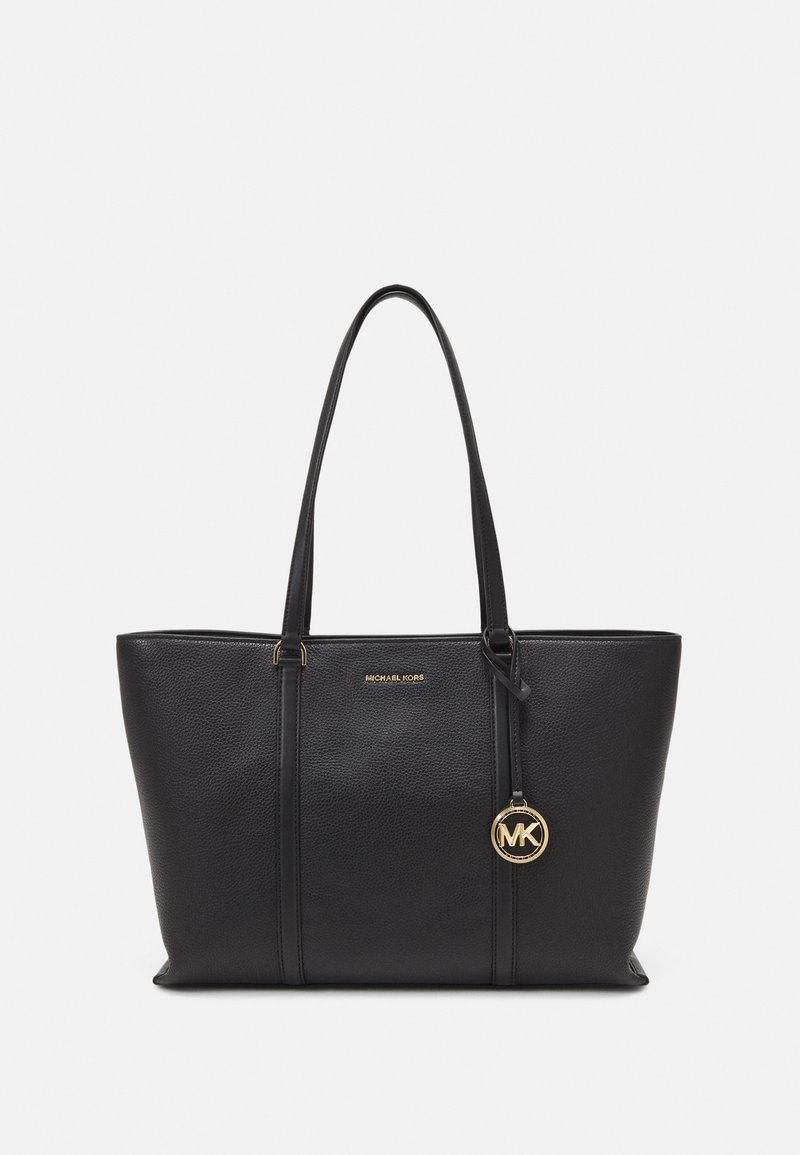 Sac tote en cuir noir avec des poignées doubles, finition texturée, charme logo en ton doré et accents matériels subtils. Mesure suffisamment spacieux pour un usage quotidien.