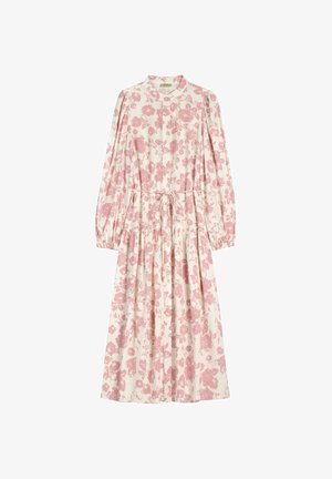 Sukienka midi z długim rękawem w różowy kwiatowy wzór na białej tkaninie, z wysokim kołnierzem, zapięciem na guziki z przodu oraz paskiem wiązanym w talii.