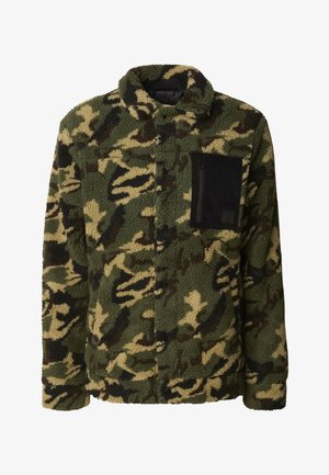 Bluza polarowa w kamuflażowy wzór, z wysokim kołnierzem oraz czarną kieszenią na piersi zapinaną na zamek po lewej stronie.