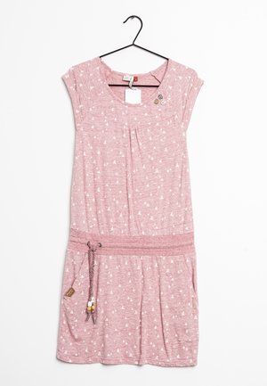 Robe décontractée rose à manches courtes avec un petit motif de voiliers blancs, cordon de taille avec perles, poches avant et boutons décoratifs près de l'encolure, suspendue sur un cintre.