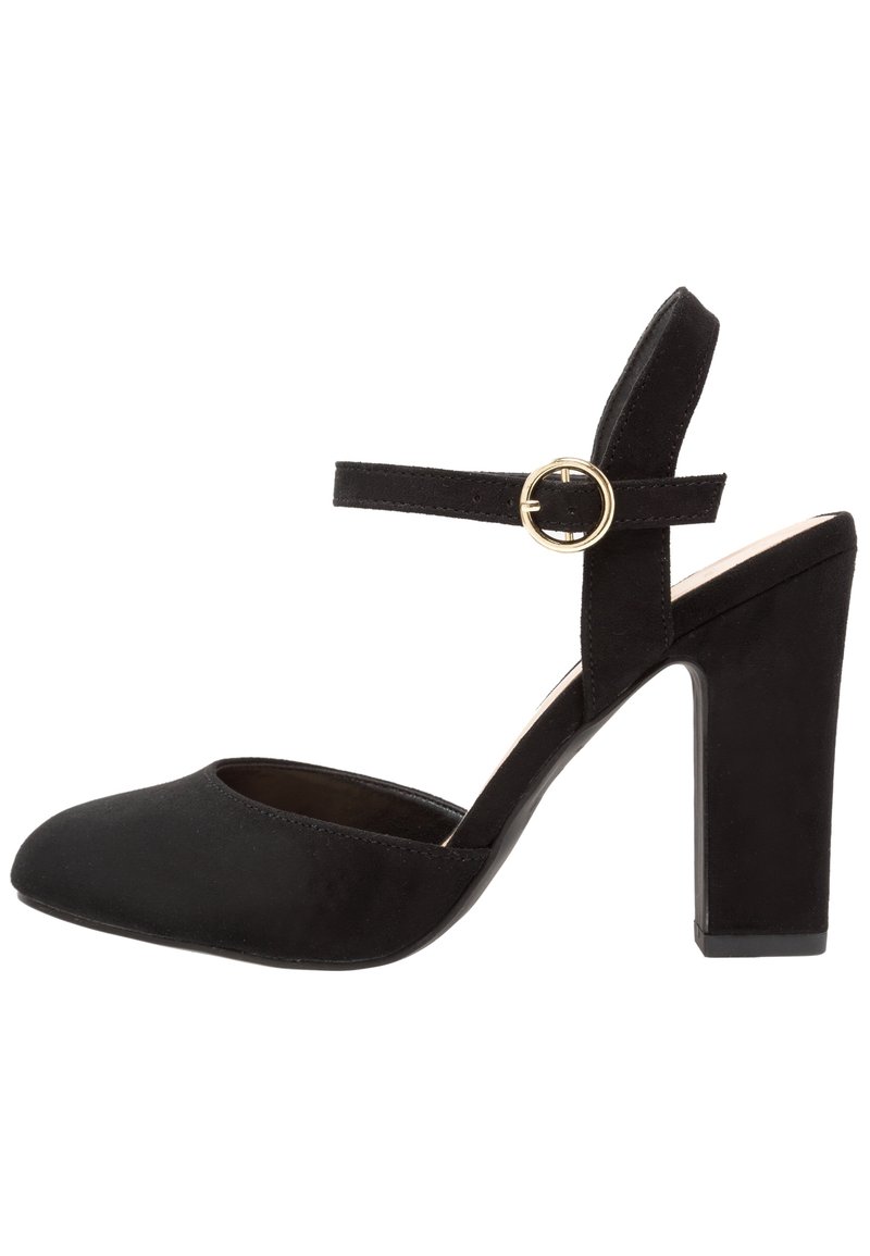 Černá vysoká bota na podpatku vyrobená z semiše, s kulatou špičkou, kotníkovým páskem se zlatým kulatým sponou a silným blokovým podpatkem.