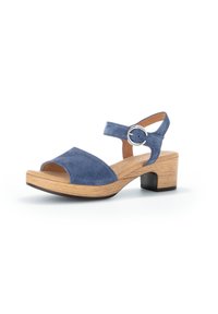 Blauwe suède haksandalen met open tenen, enkelbandje, ronde gespsluiting en houten blokhak. Geprofileerde zool voor grip.