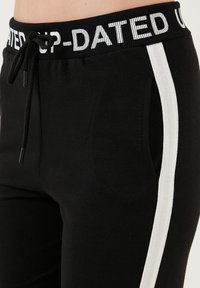 LELA SLIM FIT - Donji dijelovi trenirke - black