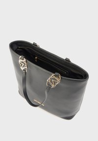 Μαύρη δερμάτινη τσάντα ώμου με υφή, μεταλλικά στοιχεία σε χρυσό τόνο και διπλές χειρολαβές στην κορυφή. Διαθέτει εσωτερική τσέπη με φερμουάρ και λεπτομέρεια με λογότυπο.