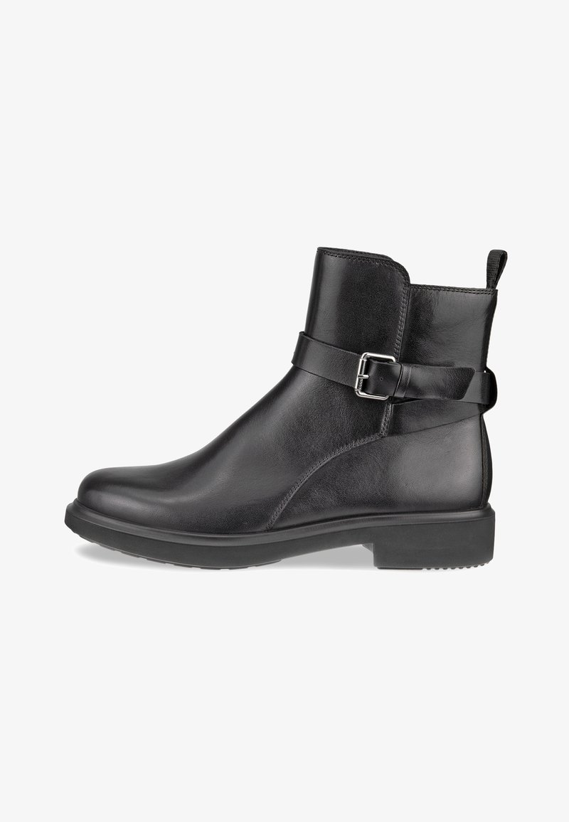Bottine noire en cuir avec sangle à boucle latérale, bout arrondi, talon plat et languette à l'arrière, présentée de profil sur fond blanc.