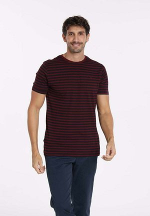 T-shirt pour hommes à manches courtes avec des rayures horizontales bleu marine et bordeaux, col rond, tissu doux et un petit logo sur la poitrine.