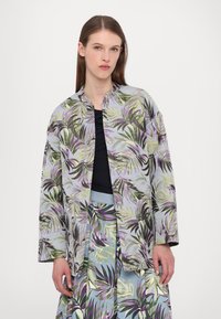 Mehrfarbige Jacke mit Blumenmuster aus leichtem Stoff, ausgestattet mit einem Kragen, langen Ärmeln und zwei vorderen Taschen.