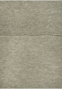 Tejido de suéter de punto gris claro, textura suave, con un patrón de tejido sutil y una costura horizontal visible en el centro.