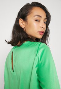 Vero Moda Petite VMESSI SHORT - Blusa - irish green