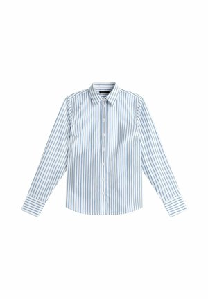 Hvid skjorte med knapper, med lodrette blå striber, lange ærmer og klassisk krave, lagt fladt på en hvid baggrund.