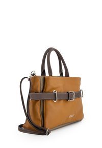 Bruine en beige synthetische handtas met dubbele handvaten, een afneembare schouderriem en een zilveren gespaccent. Gladde textuur en gestructureerd ontwerp.