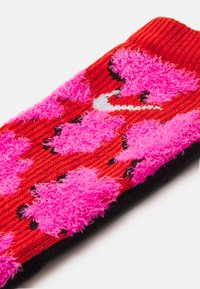 Nike Performance EVERYDAY PLUS CUSH CREW UNISEX 2 PACK - Sporta zeķes - black(laser fuchsia)/picante red(white)