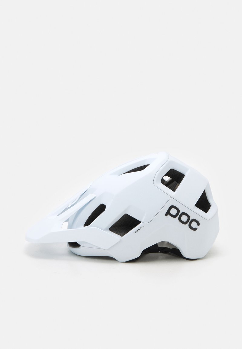 Hellblauer Fahrradhelm mit aerodynamischem Design, Belüftungsöffnungen, großer Visier und schwarzem "POC"-Logo an der Seite.