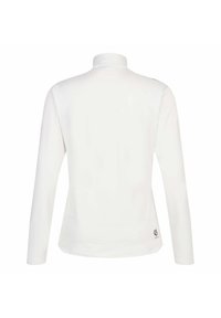 Langärmliges weißes Polohemd mit hochstehendem Kragen, glatter Textur und Logodetail am linken unteren Saum. Einfaches, minimalistisches Design.