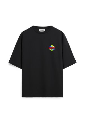 Zwart T-shirt met korte mouwen en een klein kleurrijk logo "Vertere Clean Cuts" op de linkerborst.