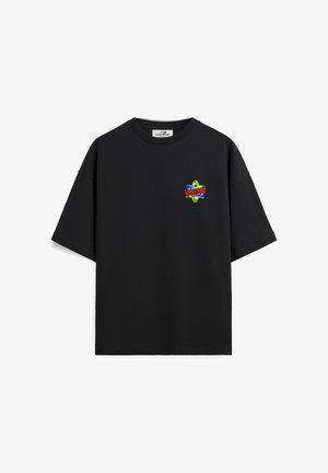 Musta lyhythihainen T-paita, jossa vasemmassa rinnassa pieni värikäs "Vertere Clean Cuts" -logo.