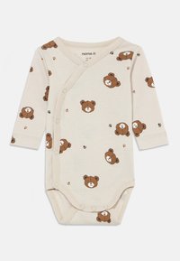 Beige langermet body laget av myk bomull med et gjentatt mønster av teddybjørner og poteavtrykk, med trykknapplukking.