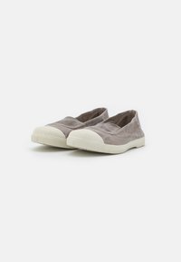 Szürke slip-on cipők puha anyagból, texturált orral és rugalmas gumitalppal. Minimalista dizájn, látható díszítések nélkül.