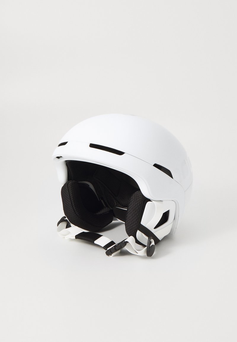 Casco bianco con fori di ventilazione, interno imbottito nero, cinturini regolabili e finitura liscia. Adatto per il ciclismo o per sport.
