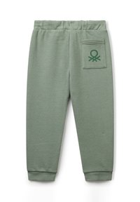 Hellgrüne Fleece-Sweatpants mit einem elastischen Bund und Bündchen, versehen mit einer einzelnen Gesäßtasche mit einem dunkelgrünen Logo.