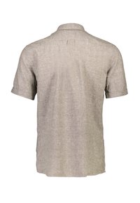Camisa de manga corta en lino gris claro. Presenta un cuello puntiagudo, pliegue en la espalda y puños enrollados. Tela simple y texturizada sin patrones.