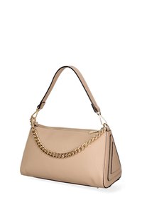 Borsa in pelle beige con tracolla a catena dorata, forma triangolare e dettagli neri. Finitura texturizzata e chiusura con zip sulla parte superiore.