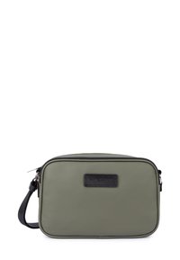 Borsa a tracolla rettangolare verde oliva con tracolla nera regolabile e zip visibile, con un piccolo logo nero del marchio sulla parte frontale.