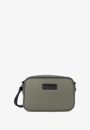 Borsa a tracolla rettangolare verde oliva con tracolla nera regolabile e zip visibile, con un piccolo logo nero del marchio sulla parte frontale.