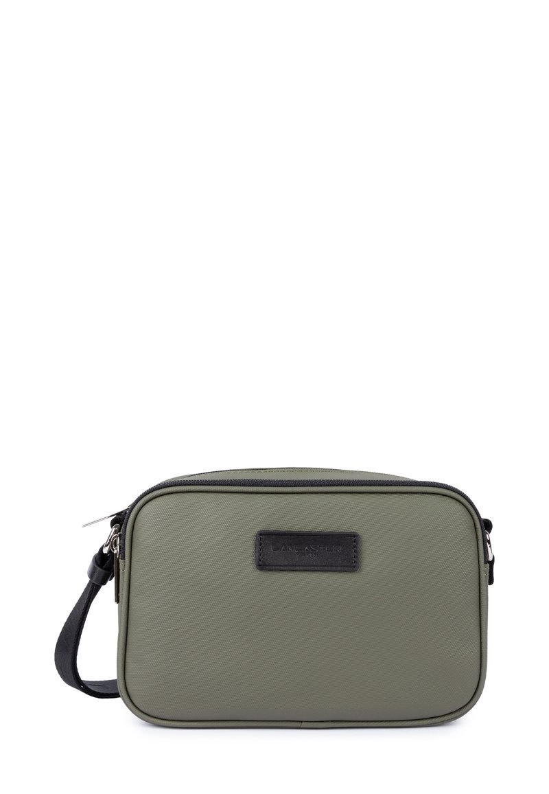 Borsa a tracolla rettangolare verde oliva con tracolla nera regolabile e zip visibile, con un piccolo logo nero del marchio sulla parte frontale.