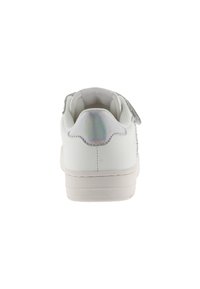 Sneaker blanche avec une tige en cuir synthétique lisse, talon arrondi et accent iridescent à l'arrière. Fermeture à bande velcro et design minimaliste.