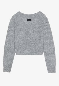 Szary dziergany sweter o skróconym kroju, z dekoltem w serek i teksturowanym wzorem prążkowanym. Długie rękawy i wykończenie z przyszytą lamówką. Widoczna metka marki.