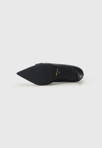 Svarte skinn stiletto pumps med en glatt tekstur og flat såle. Har en liten hæl og gullpreget tekst på bunnen. Størrelse 37.