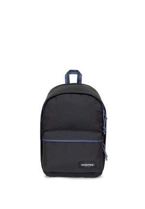 Zaino in tessuto nero con forma arrotondata, dettagli blu su cerniere e maniglia superiore, dotato di una tasca frontale e un'etichetta con logo.