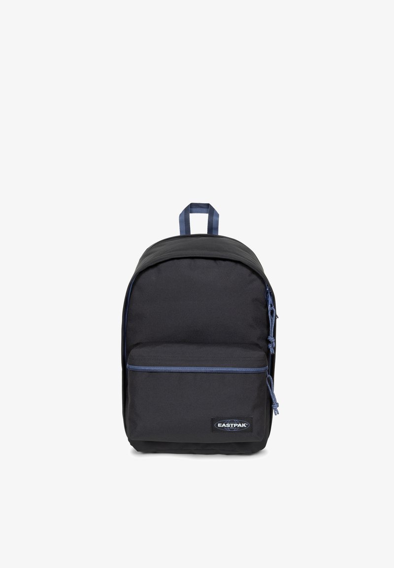 Zaino in tessuto nero con forma arrotondata, dettagli blu su cerniere e maniglia superiore, dotato di una tasca frontale e un'etichetta con logo.