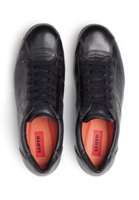 Sneakers in pelle nera con punte tonde, sei occhielli, pannelli testurizzati a contrasto e solette arancioni con il logo Lloyd.