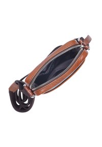 Borsa a tracolla in pelle marrone con chiusura a zip, dotata di un interno scuro e una tracolla in tessuto. Compatta e progettata per essere facilmente trasportabile.