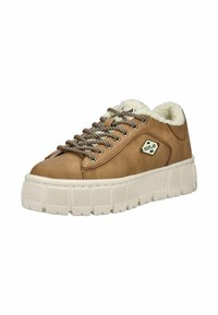 Sneaker in pelle marrone con suola spessa bianca, lacci a motivo, rivestimento in pile e logo "Replay" sul lato.