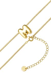 Zlatý náramok s retiazkou, ktorý má štruktúrovaný, stylizovaný prívesok v tvare písmena "M" a malú krúžkovú značku, s nastaviteľnou dĺžkou od spony vo forme homára.